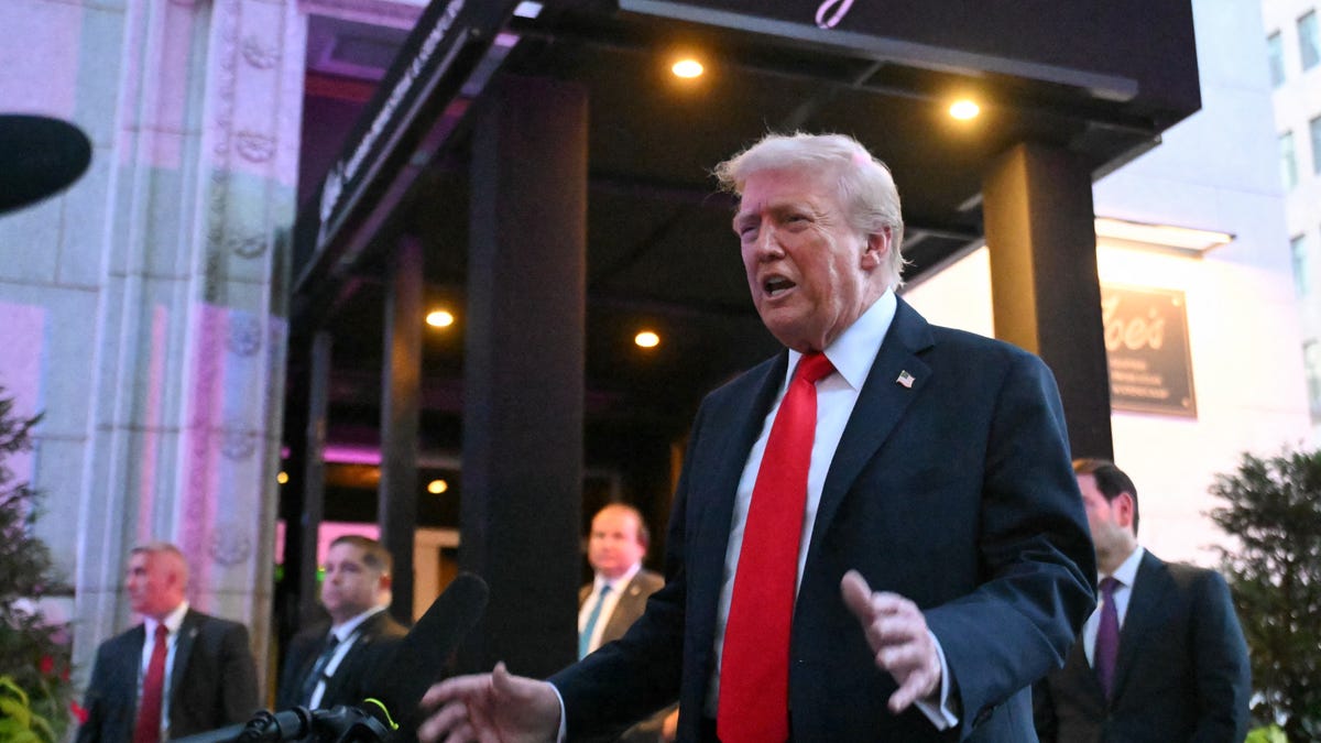 Trump dines out to demonstrate safety in DC after police takeover
