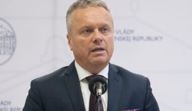 Slovensko sa podľa kontrolórov rúti do dôchodkovej pasce