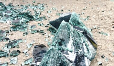 Zapeljal z vozišča, trčil v škarpo in umrl