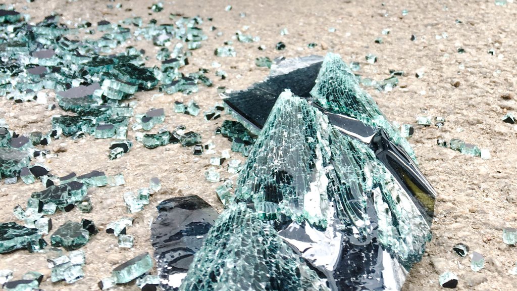 Zapeljal z vozišča, trčil v škarpo in umrl