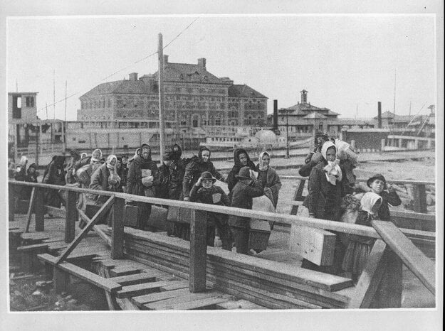 Emigranti prichádzajúci zo strednej Európy na newyorskom ostrove Ellis Island. Mnohí z nich i z územia dnešného Slovenska. Fotografia z roku 1902. (zdroj: Library of Congress (n. 97501086))