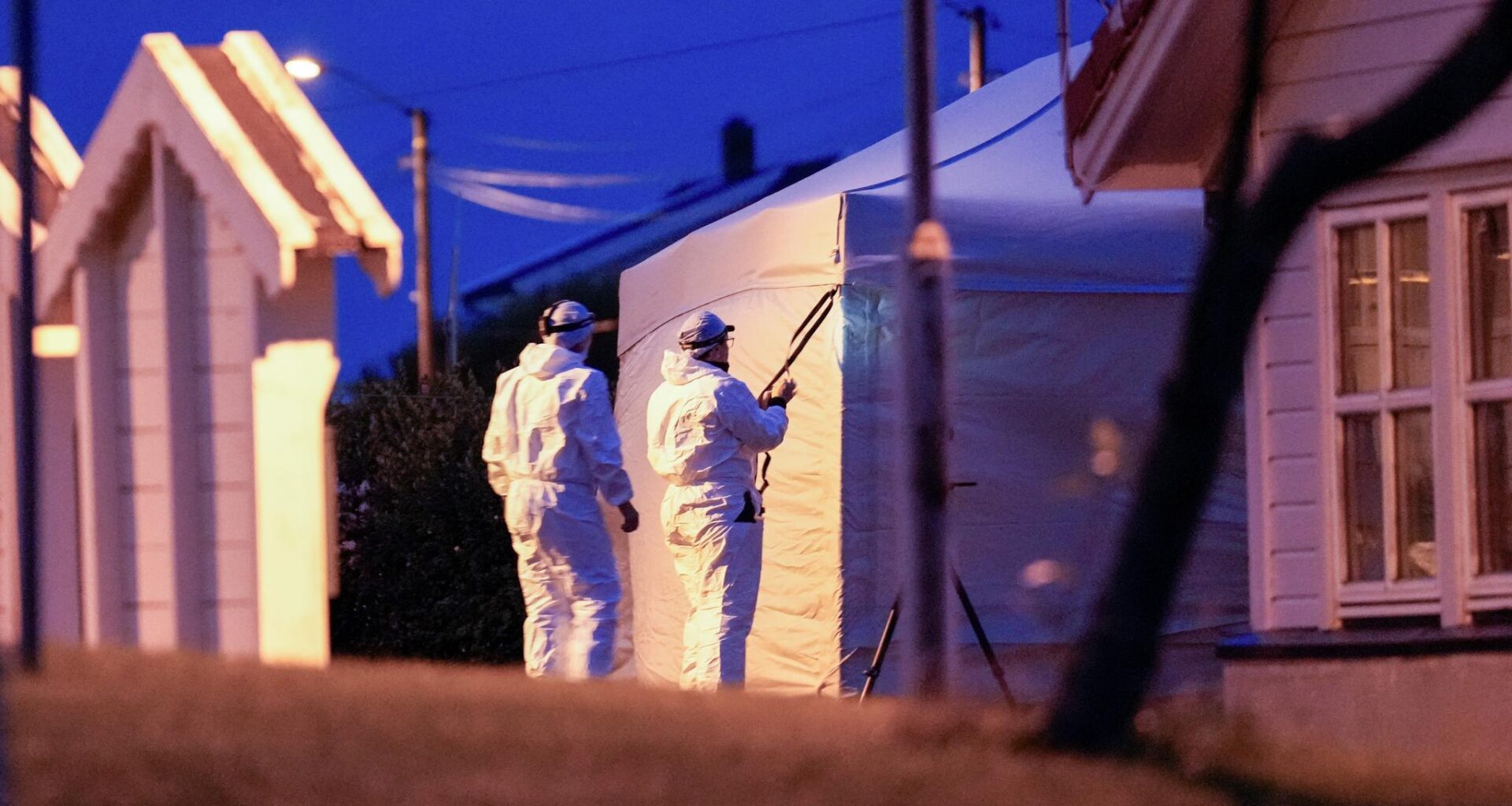 Politiet i arbeid på åstedet i fjor sommer.