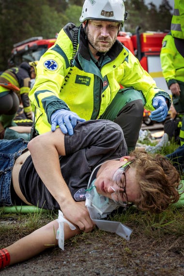 18-årige Folke Norell vårdas av ambulanssjukvårdaren