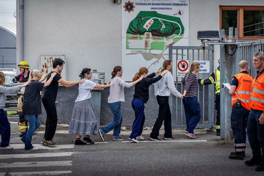 Lärare och elever tågar ut ur skolan efter att ”gärningsmännen” oskadliggjorts av polisen under den gemensamma övningen.