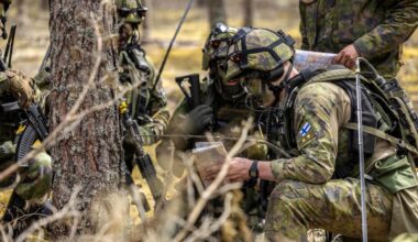 Forsvaret syer RFID-chips i soldaternes uniformer, som potentielt kan hackes af Rusland