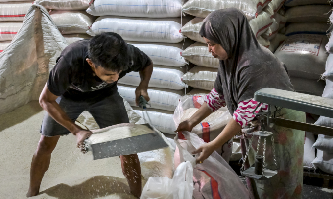 Workers prepare customers orders at the main rice market in Jakarta on July 9, 2025. Photo by Bay Ismoyo via AFP