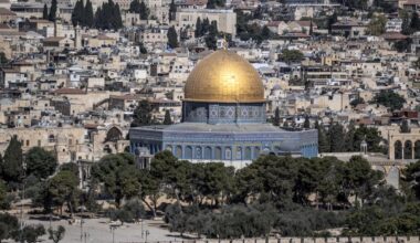 Illegal settlers storm Jerusalem’s Al-Aqsa Mosque, hold prayers for slain US activist Charlie Kirk – Middle East Monitor