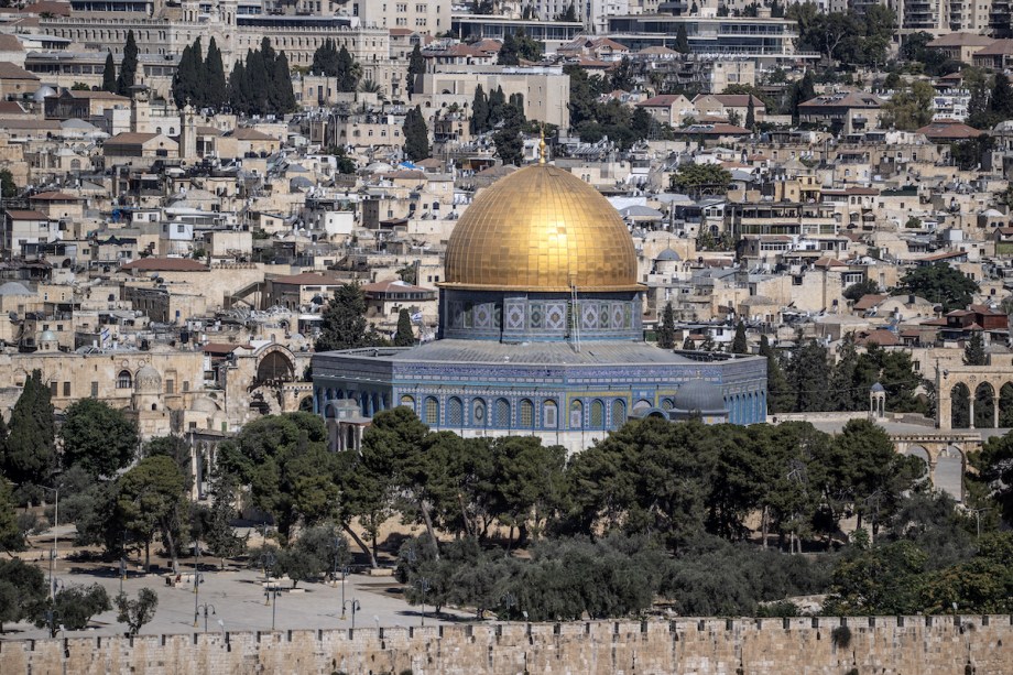Illegal settlers storm Jerusalem’s Al-Aqsa Mosque, hold prayers for slain US activist Charlie Kirk – Middle East Monitor