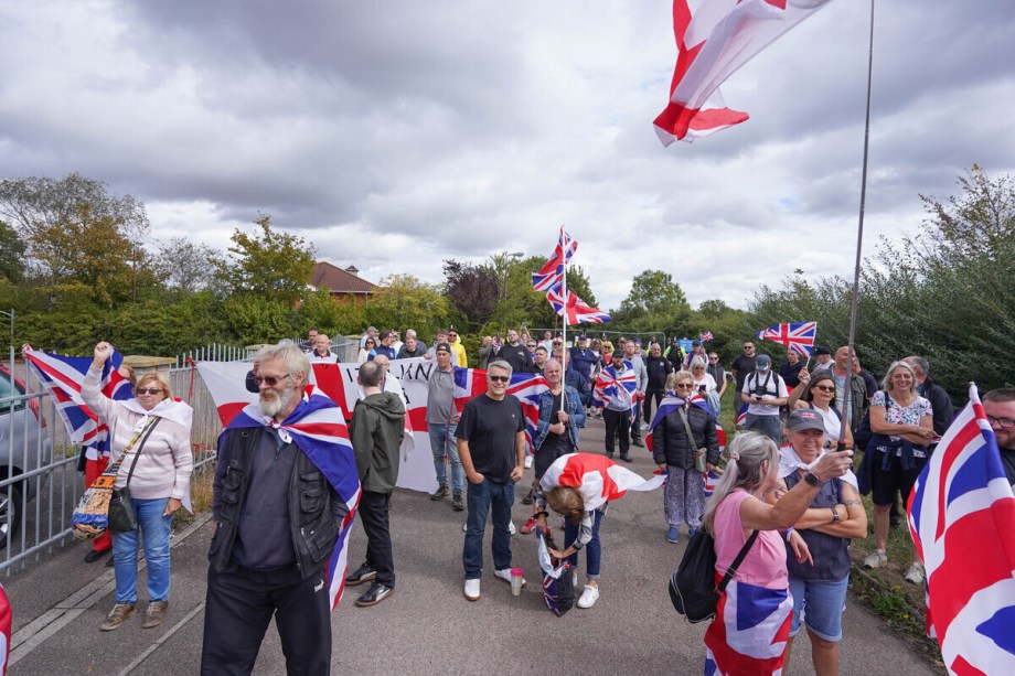 Who is really behind Britain’s anti-refugee protests? – Middle East Monitor