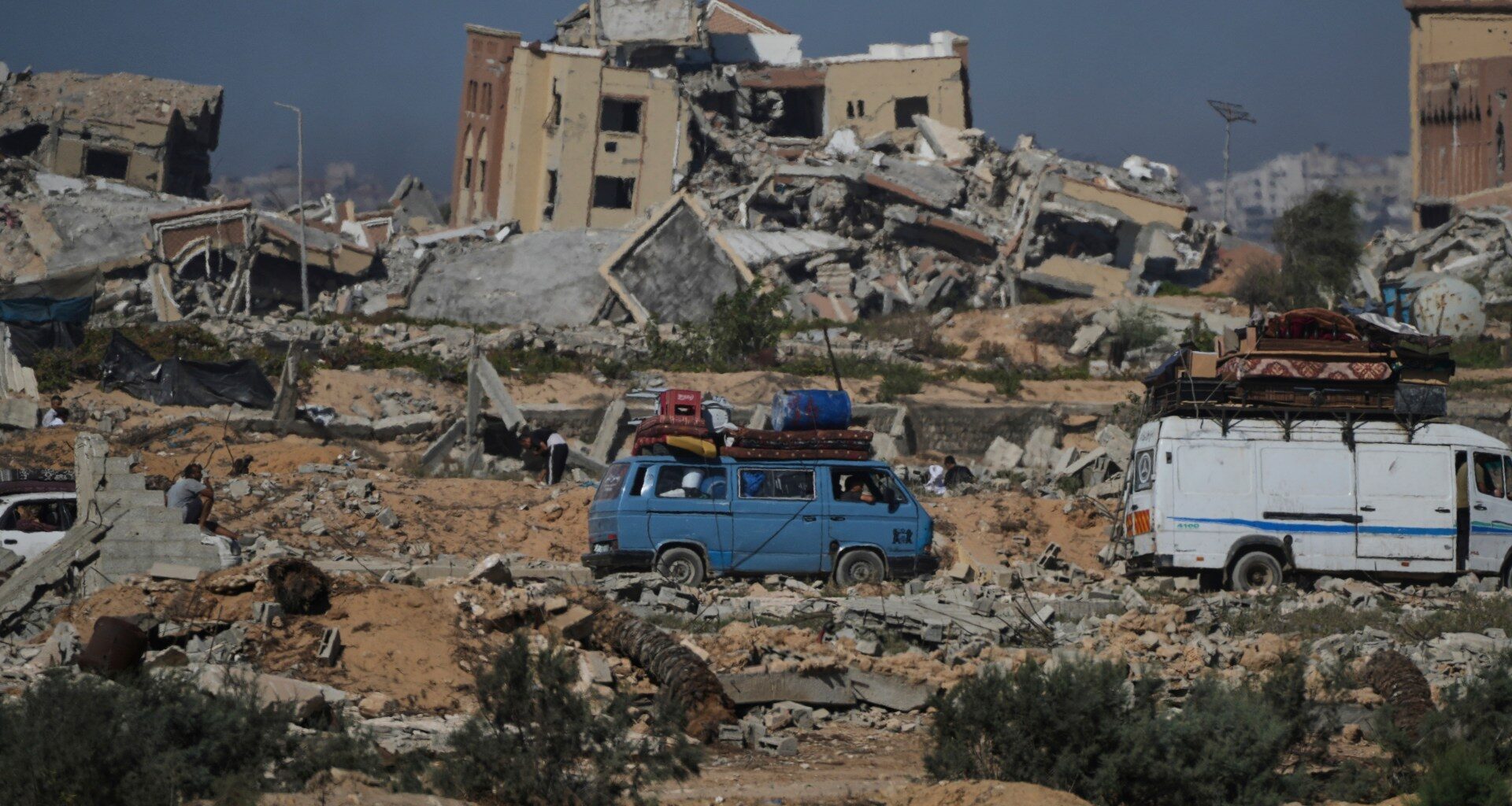 Thousands flee Gaza City bombardment as forced evacuation calls intensify | Gaza News
