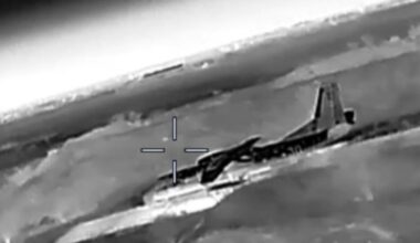 Angriff und Flammen auf Video: Ukraine zeigt Zerstörung von russischen Antonov An-26