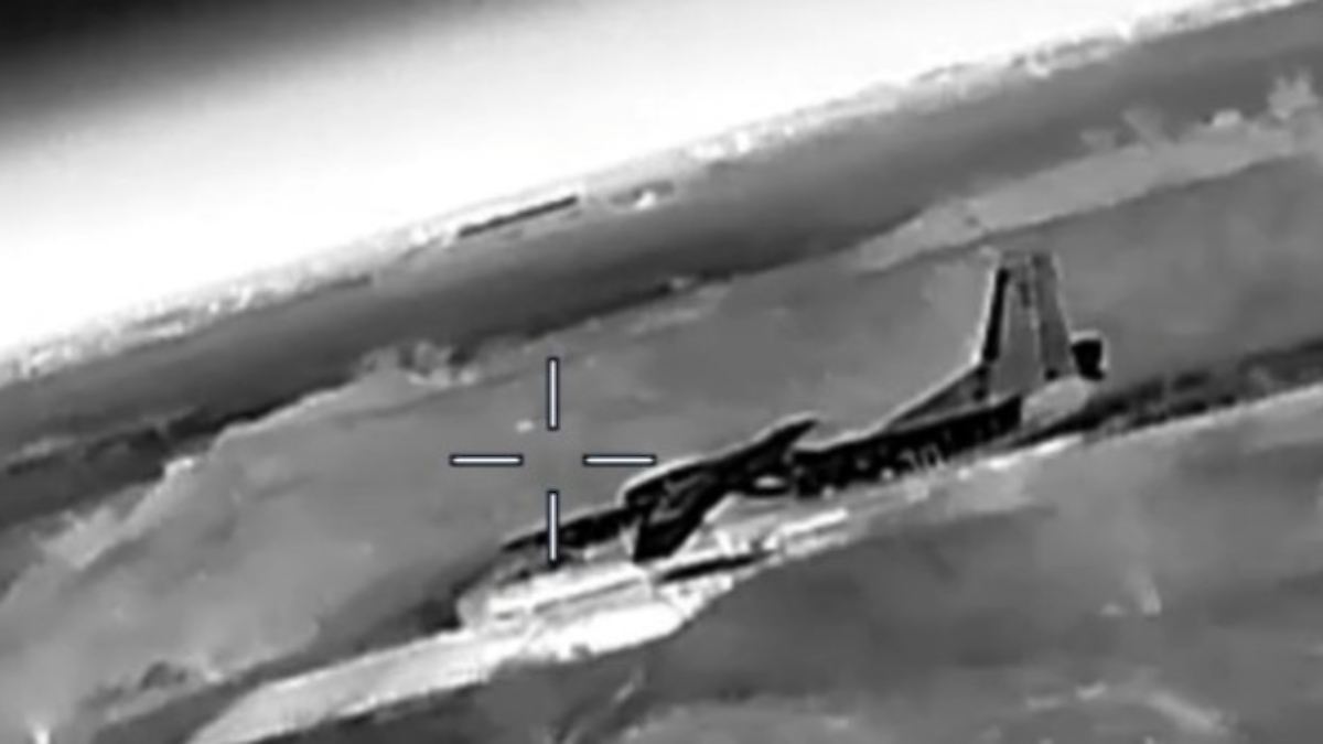 Angriff und Flammen auf Video: Ukraine zeigt Zerstörung von russischen Antonov An-26