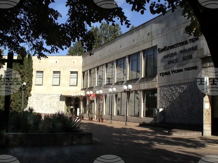 Витрина с художествени книги за историята на България е подредена в Читалищната библиотека „Иван Радов” в Нови пазар