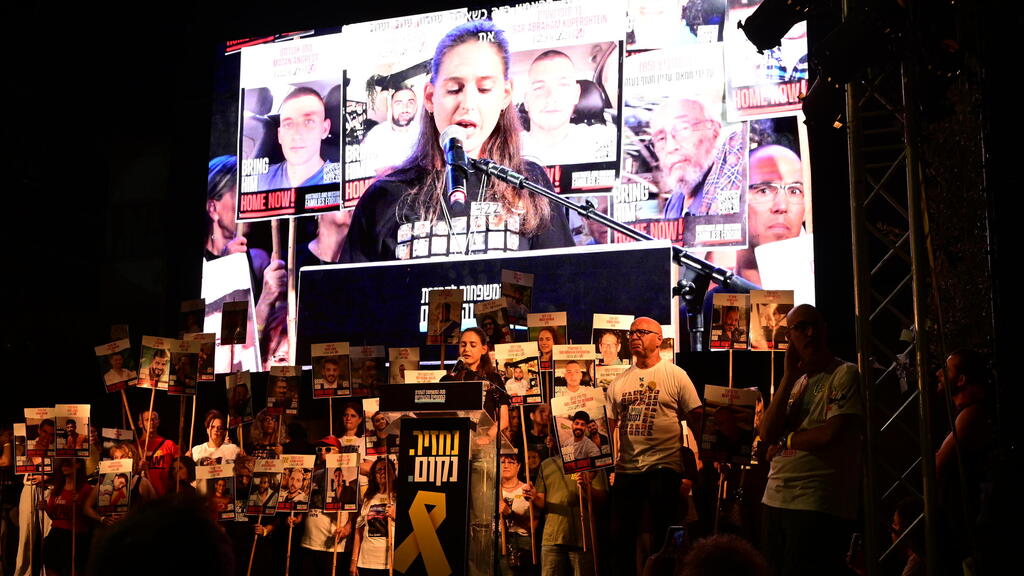 דורון שטיינברכר בעצרת משפחות החטופים בתל אביב