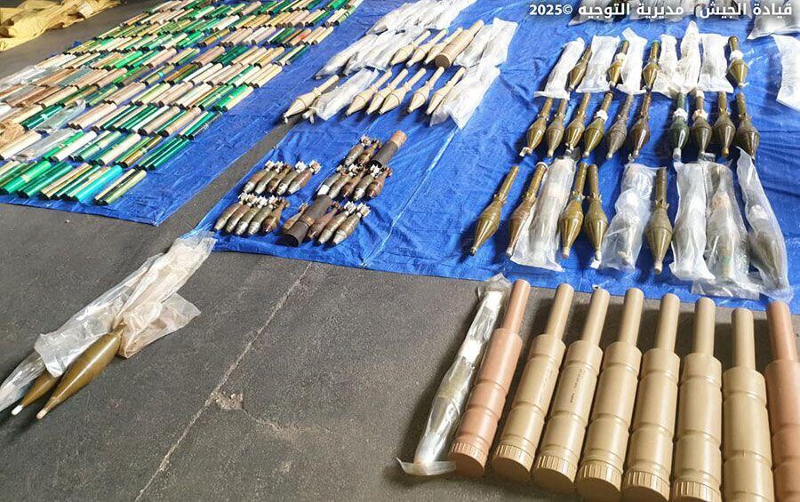 נשק שנמסר ל צבא לבנון בידי חמושים פלסטינים ב מחנה פליטים פלסטיני  בורג' אל-בראג'נה ב ביירות לבנון