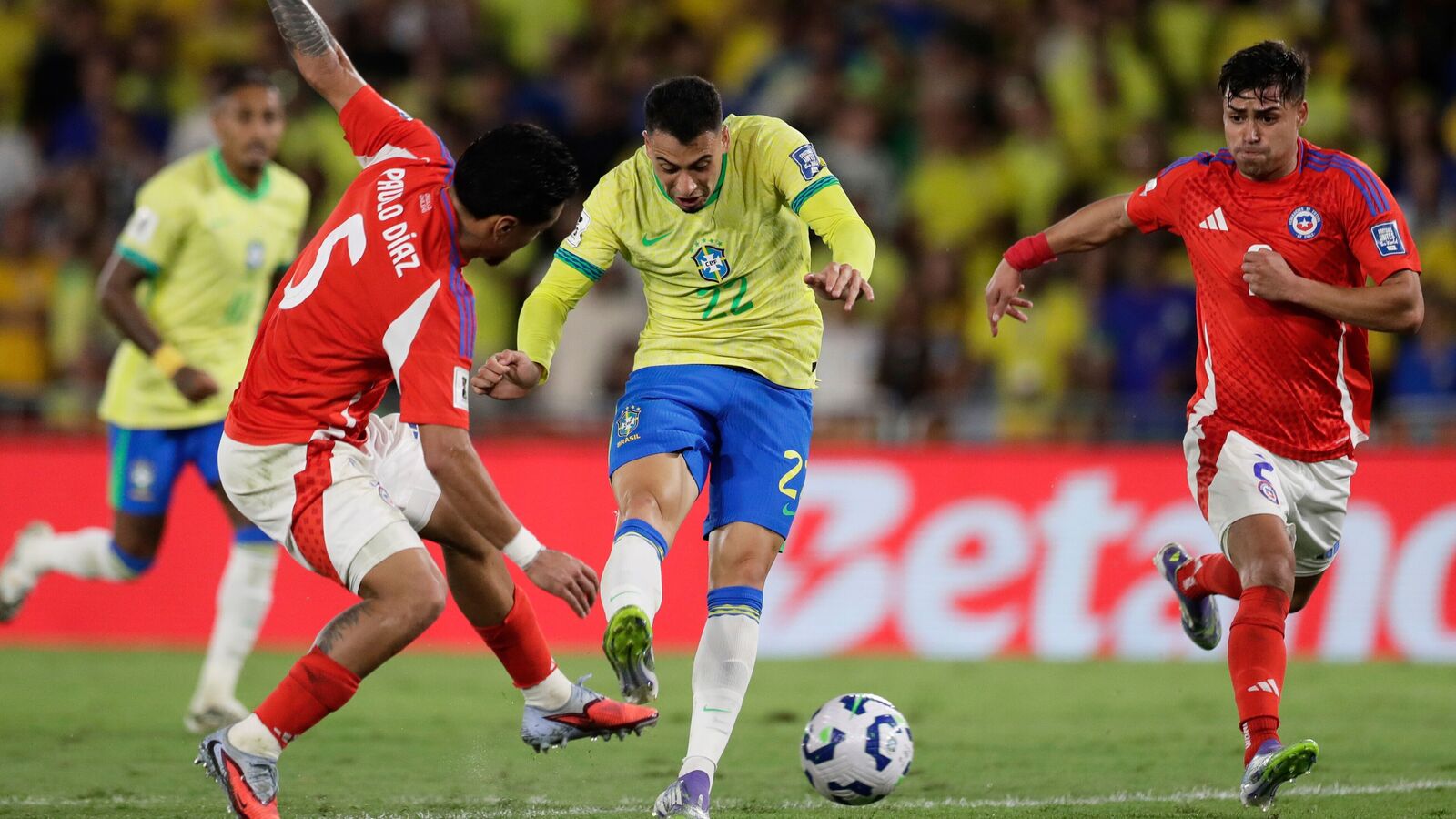 Brazil's Martinelli, center, and Chile's Paulo Diaz battle for the ball during a World Cup 2026 qualifying soccer match at Maracana stadium in Rio de Janeiro, Thursday, Sept. 4, 2025. (AP Photo/Bruna Prado)