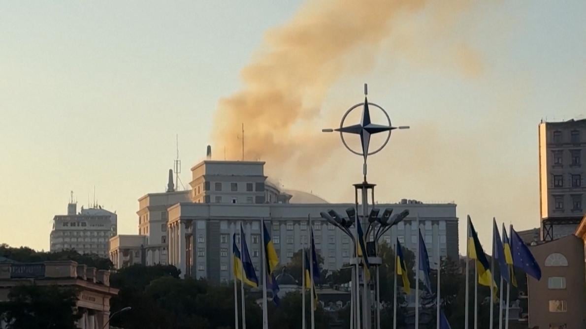 Le siège du gouvernement ukrainien touché par des frappes russes, une première depuis le début de la guerre