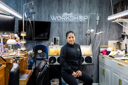 Mariana Torrellas, abogado y diseñadora de joyas venezolana, posa para una foto en su taller de joyas en Doral, Florida, Estados Unidos, el miércoles, 10 de septiembre de 2025.
