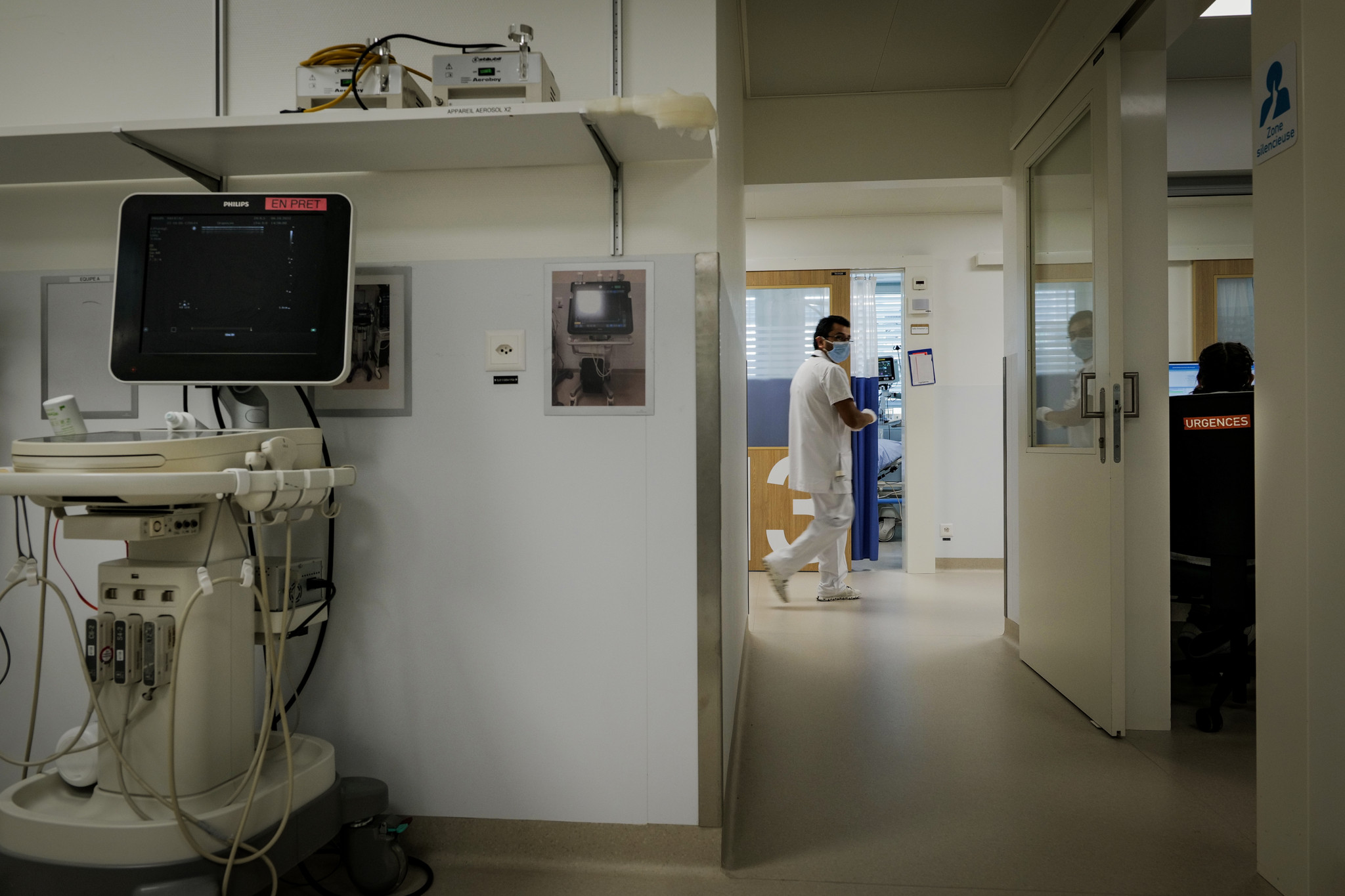 Nouveaux locaux des urgences des Hôpitaux Universitaires de Genève, avec du matériel médical et un personnel soignant. Les travaux sont en cours.