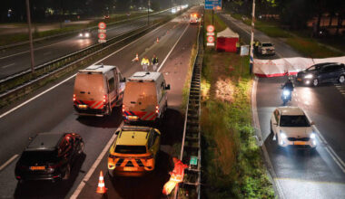 Het is nog niet duidelijk waarom de vrouw de A59 overstak.