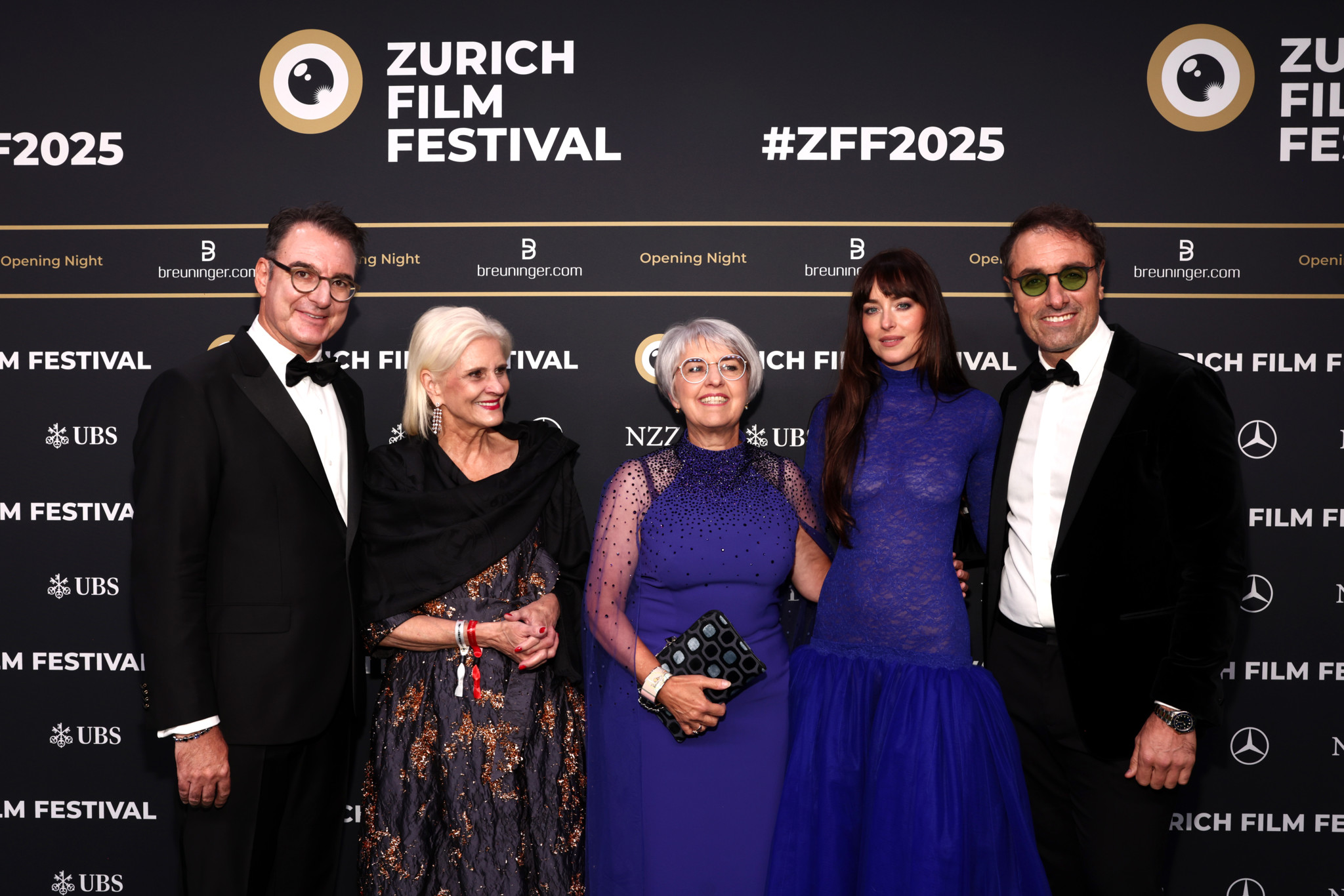 Christian Jungen, Doris Fiala, Elisabeth Baume-Schneider, Dakota Johnson und Michael Angelo Covino posieren auf dem Green Carpet des 21. Zurich Film Festival im Kongresshaus, September 2025.