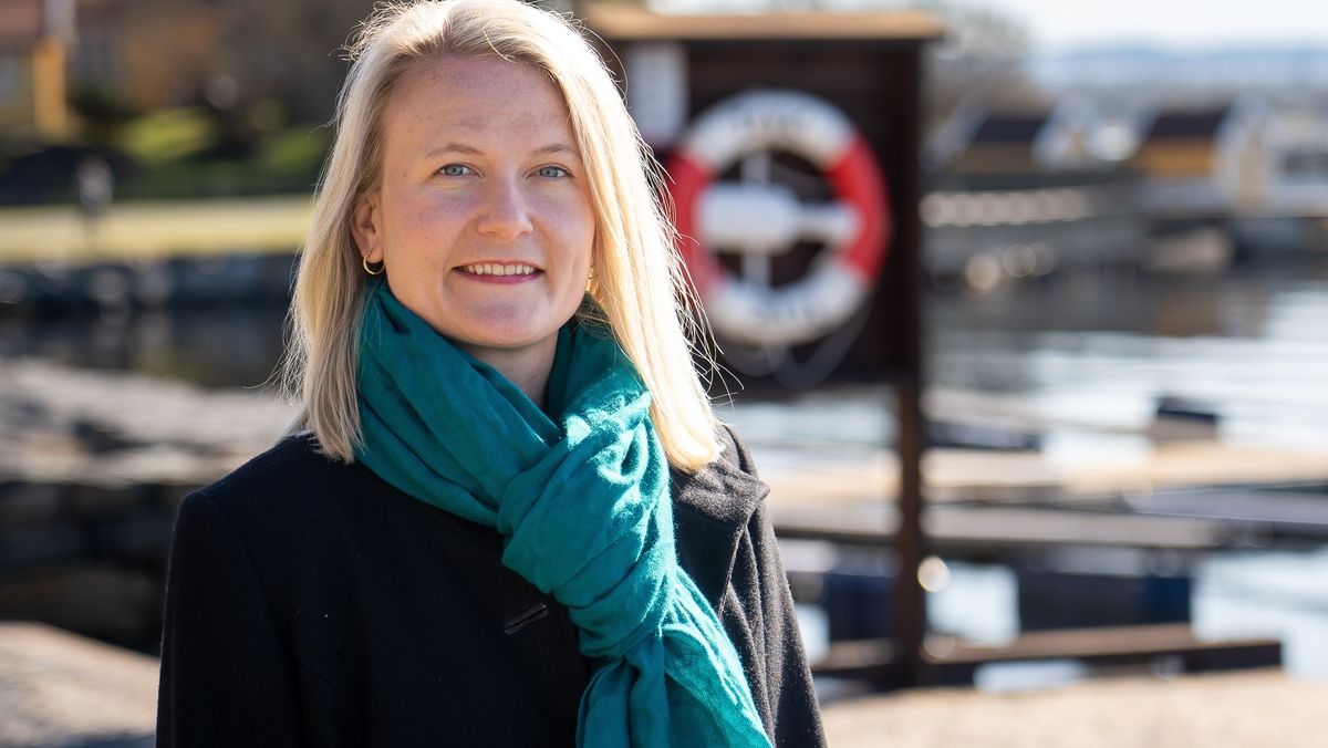 Monica Mæland døper batterifergen Ampere i oktober 2014. Den var verdens første.