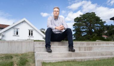en mann som sitter på en vegg