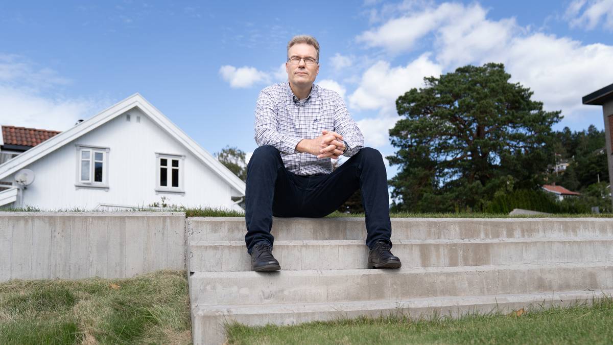 en mann som sitter på en vegg