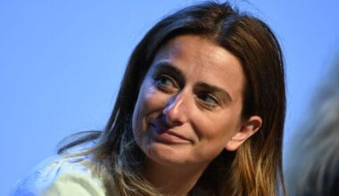 Vote de confiance : Marine Tondelier appelle la gauche à se réunir jeudi pour préparer l'après-Bayrou