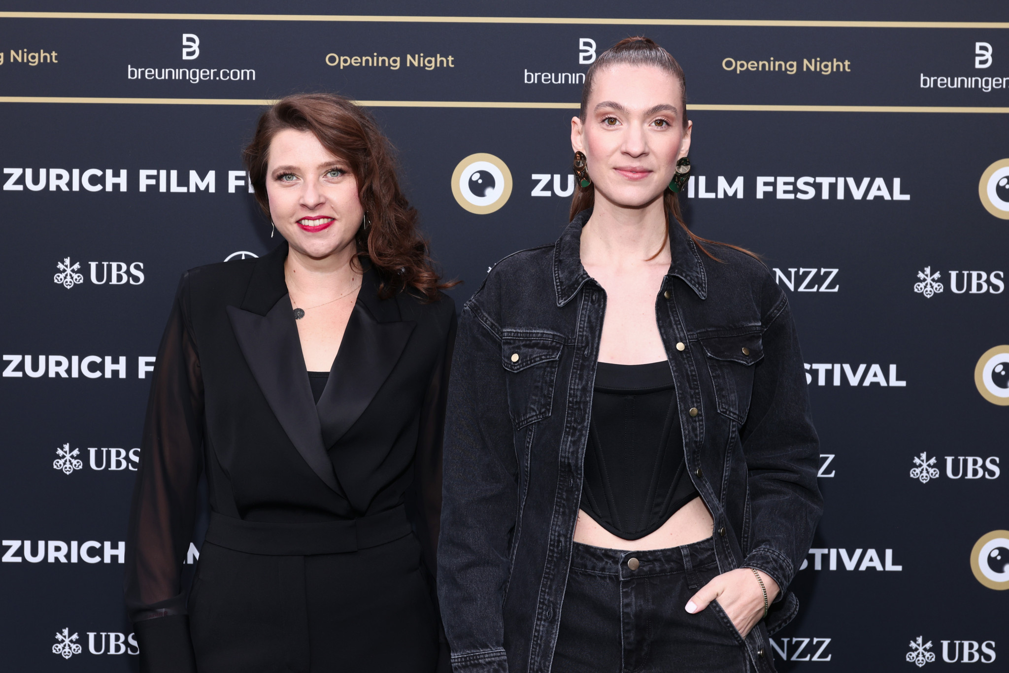 Maria Brendle und Julia Buchmann posieren auf dem Grünen Teppich beim 21. Zurich Film Festival im Kongresshaus.