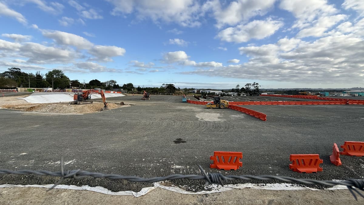 Amazon construction freeze? PM Christopher Luxon at tech giant’s launch but massive Auckland site abandoned – Tech Insider