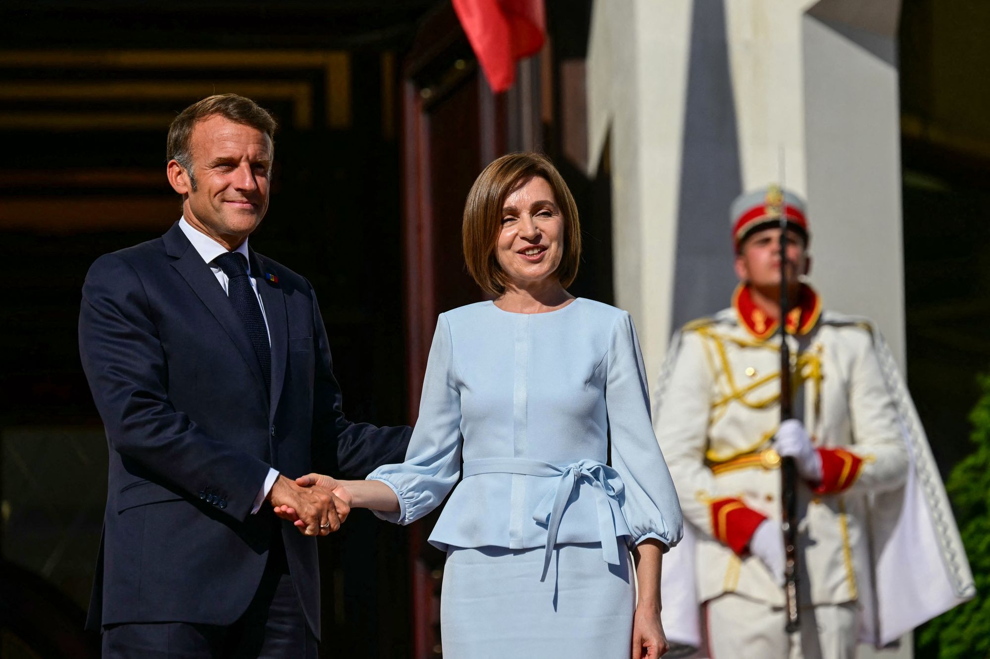 Moldova's President Maia Sandu (C) welcomes France's President Emmanuel Macron in Chisinau