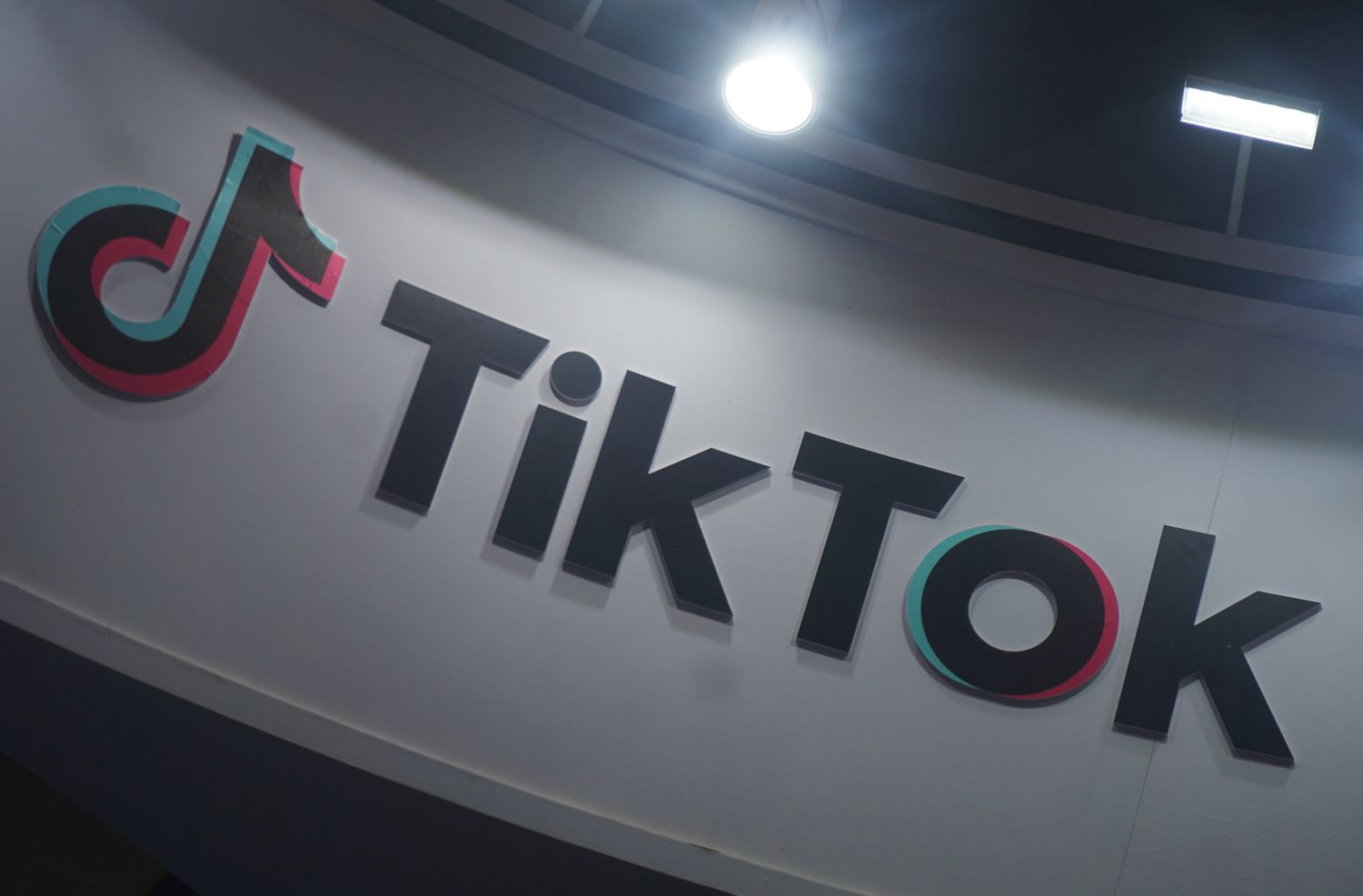 President Trump Signs Order to Bring TikTok Under US Ownership