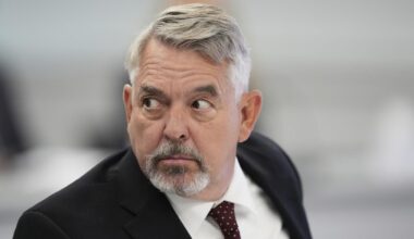 Kennedy's vaccine advisers decline to recommend COVID-19 shot for all Americans