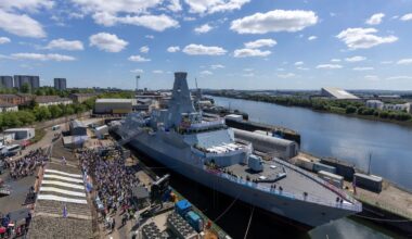 Norge skal kjøpe tilsvarende fregatter som denne. Her er type 26-fregatten HMS Glasgow under skipsdåpen i mai.