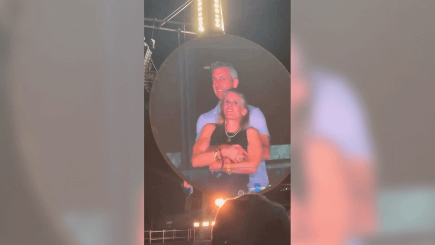 "Kiss cam" au concert de Coldplay : le mari de la DRH accusée d’adultère était lui aussi dans le public avec une autre femme