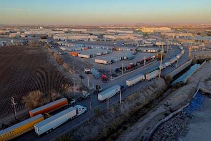 Trucks on the northern border, in Chihuahua, in 2024.