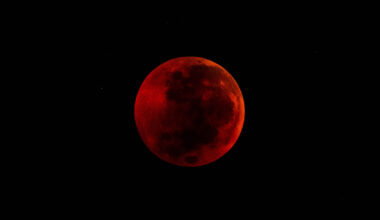 Eclipsă totală de Lună vizibilă astăzi în România. Unde și la ce oră poți vedea „Luna sângerie”