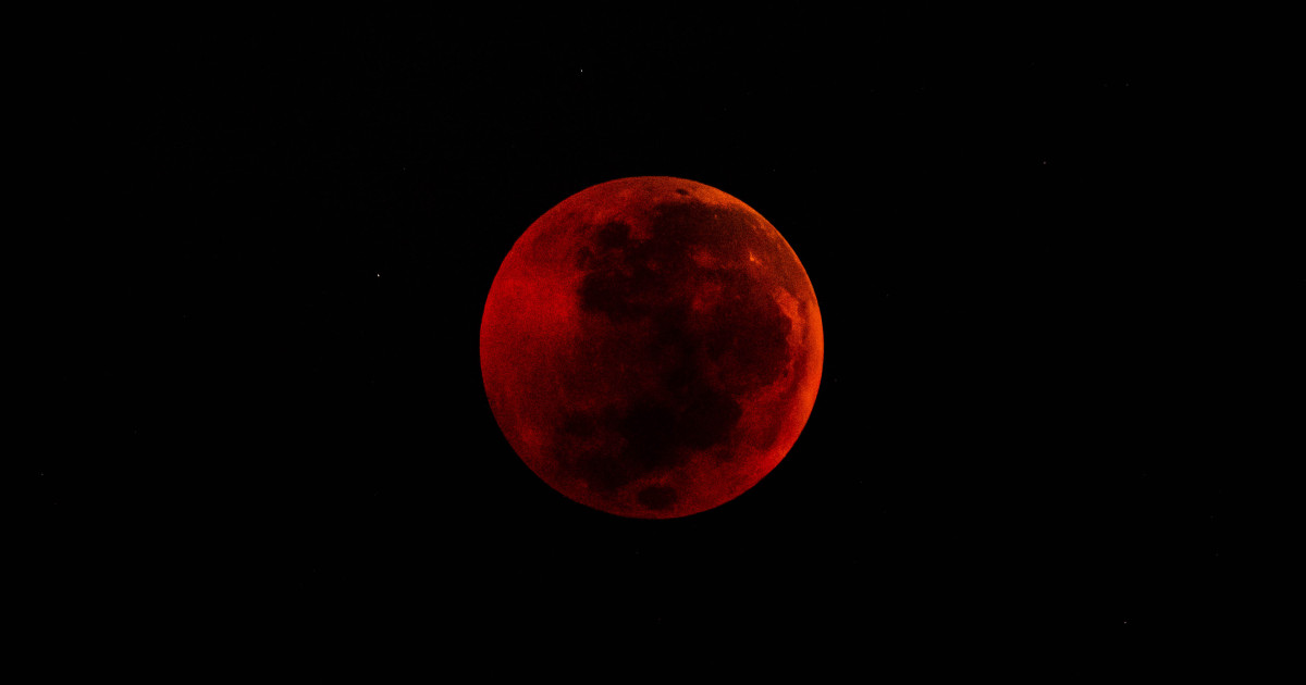 Eclipsă totală de Lună vizibilă astăzi în România. Unde și la ce oră poți vedea „Luna sângerie”