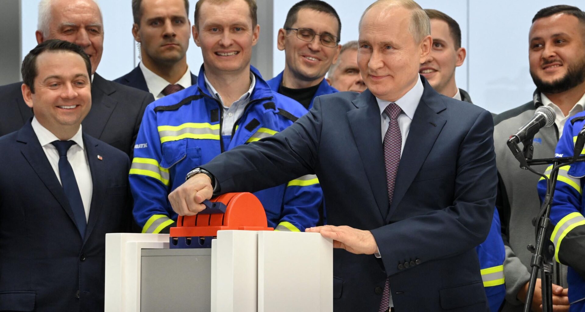 China starts buying US-sanctioned Russian gas, defying Trump