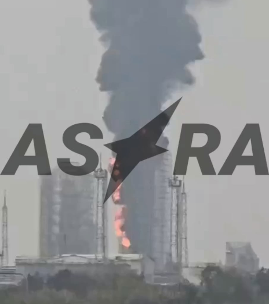 Turns out there's been another strike on a Russian refinery: the Gazprom Neftekhim Salavat oil refinery in Salavat, Bashkortostan, over 1300 km far from the front line. Ukrainian sanctions in action