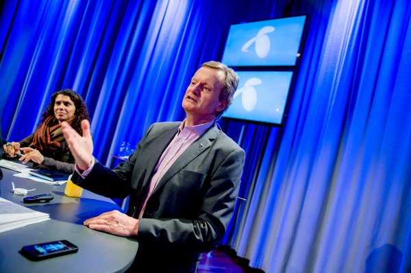 Oslo  20140210.
Konsernsjef Jon Fredrik Baksaas og pressekontakt Meera Bhatia etter pressekonferansen til Telenor på Fornebu mandag. Telenor har fått landsdekkende mobillisens i Myanmar - lisensen er undertegnet for 15 år med rett til automatisk fornyelse i ytterligere 15 år.
Foto: Stian Lysberg Solum / NTB