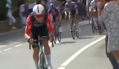Spaniards proudly waving their Al-Andalusian flags during La Vuelta today