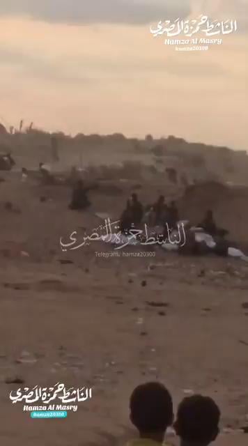 12 septembre Gaza-Nord : Des snipers israéliens tirent sur des palestiniens affamés ramenant de l'aide humanitaire. Un homme est abattu d'une balle dans la tête sous les tirs continus