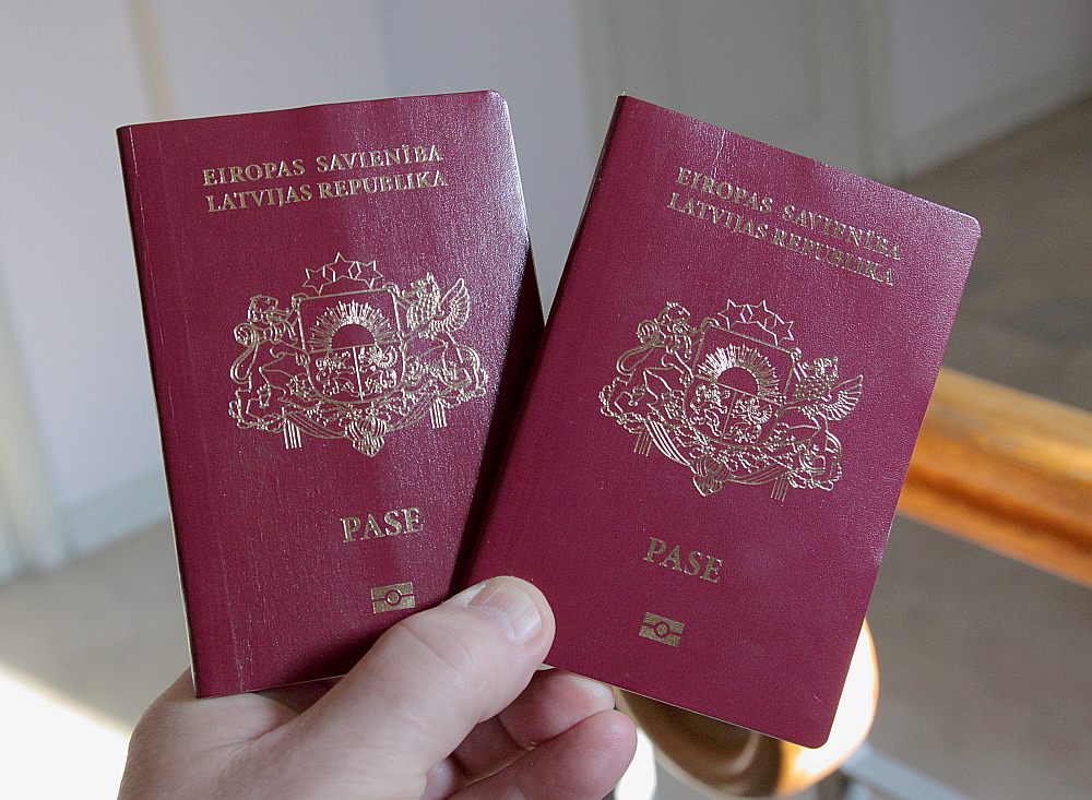Dokumentu saņemšana Latvijā kļuvusi absurda un ļoti dārga: 44 eiro par pasi, 25 eiro par eID