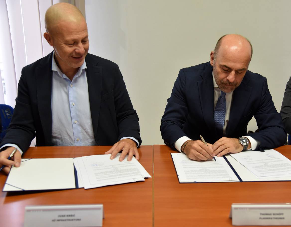 HŽ Infrastruktura CEO Ivan Kršić, Plasser & Theurer director Thomas Schöpf, and RMT Group’s Vladimir Djukic