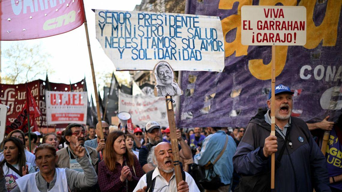 Argentina: Doctors and university staff stage protest against Milei vetoes