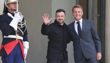 Le président ukrainien Volodymyr Zelensky (c) et le président français Emmanuel Macron (d) sur le perron de l'Elysée, le 3 septembre 2025 à Paris