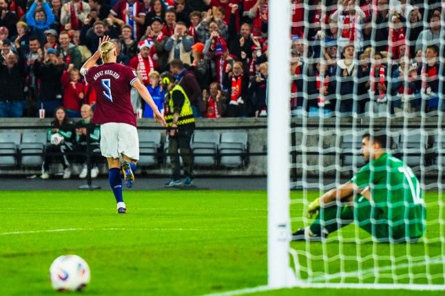 epa12365981 Norway's Erling Braut Haaland scores the 10-1 goal during the 2026 FIFA World Cup European Qualifiers Group I match between Norway and Moldova in Oslo, Norway, 09 September 2025. EPA/CORNELIUS POPPE NORWAY OUT