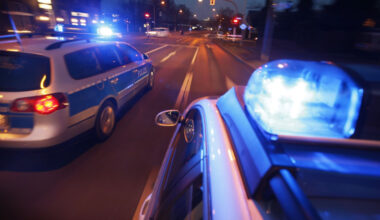 Autofahrer stirbt bei Unfall im Parkhaus - Beifahrerin schwer verletzt